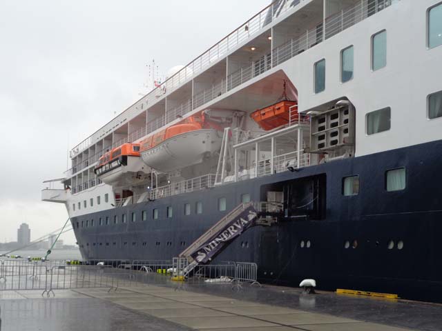 Cruiseschip ms Minerva van Swan Hellenic aan de Cruise Terminal Rotterdam